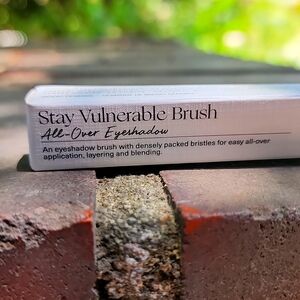 Rare Beauty Stay Vulnerable Brush - All-Over Eyeshadow